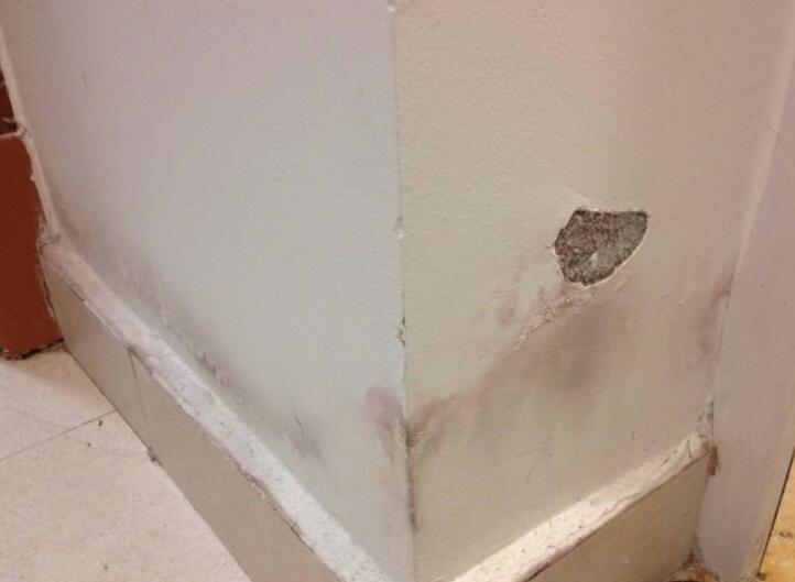 墻面滲水有什么辦法修復(fù)?屋頂防水施工的時候這些要留意